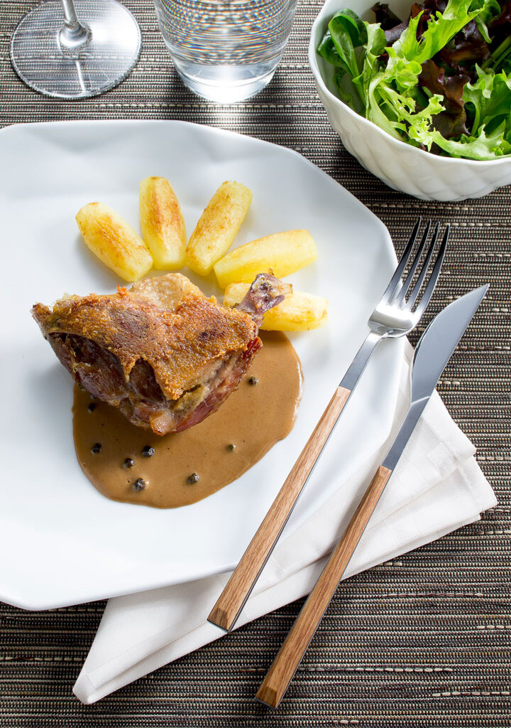 Cuisse de canard confite, sauce au poivre vert - Photographe culinaire Strasbourg 67 Alsace