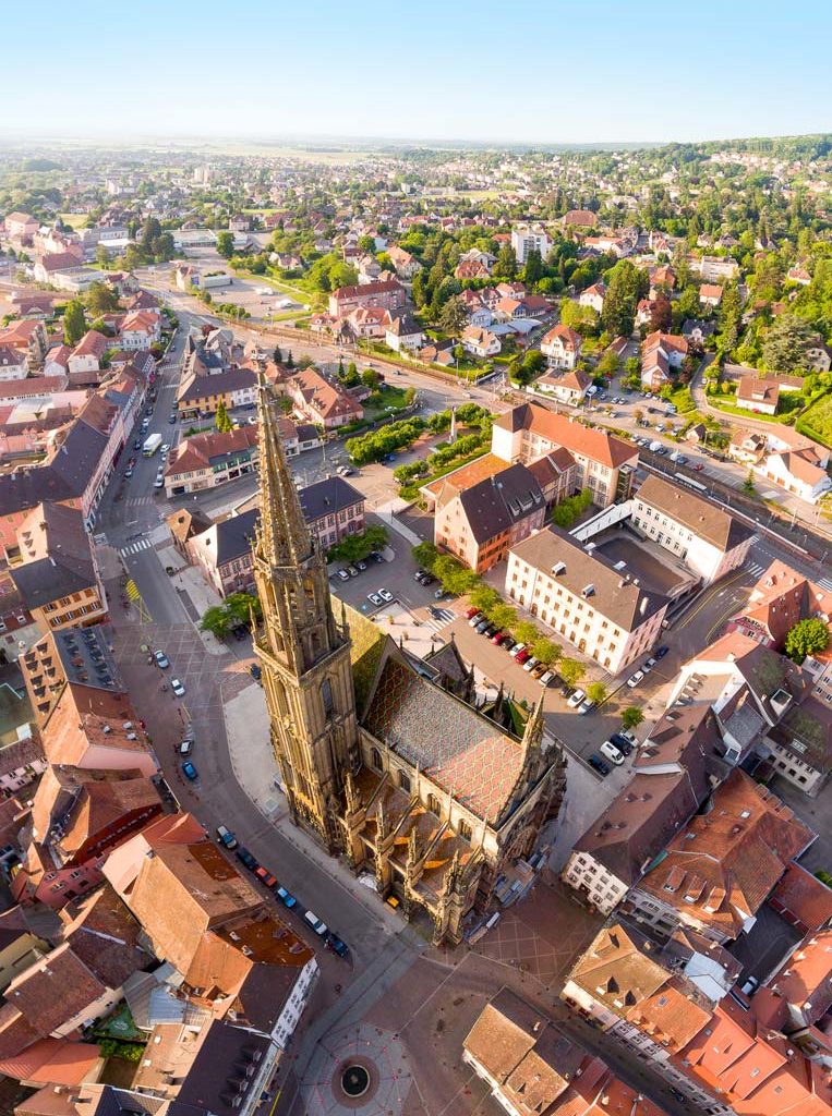Photo aérienne par drone de la collégiale de Colmar en Alsace