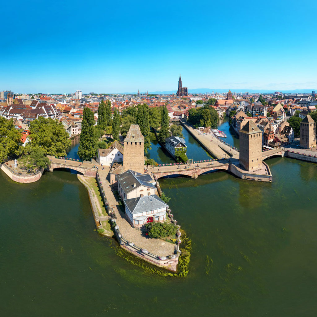 Photo aérienne par drone des Ponts Couverts à la Petite France de Strasbourg en Alsace