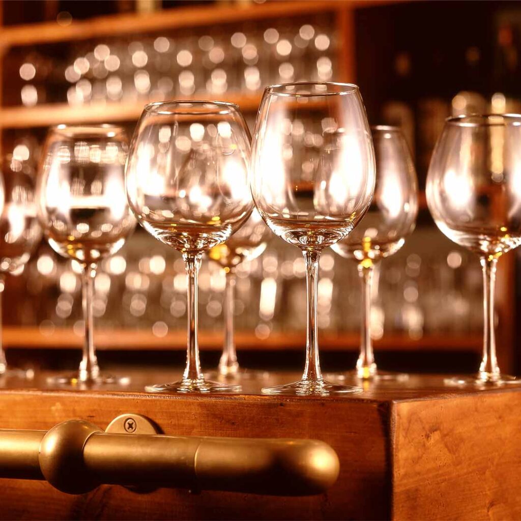 Verres de vin sur le comptoir d'un bar à Strasbourg - Ambiance Stephane Francois photographe