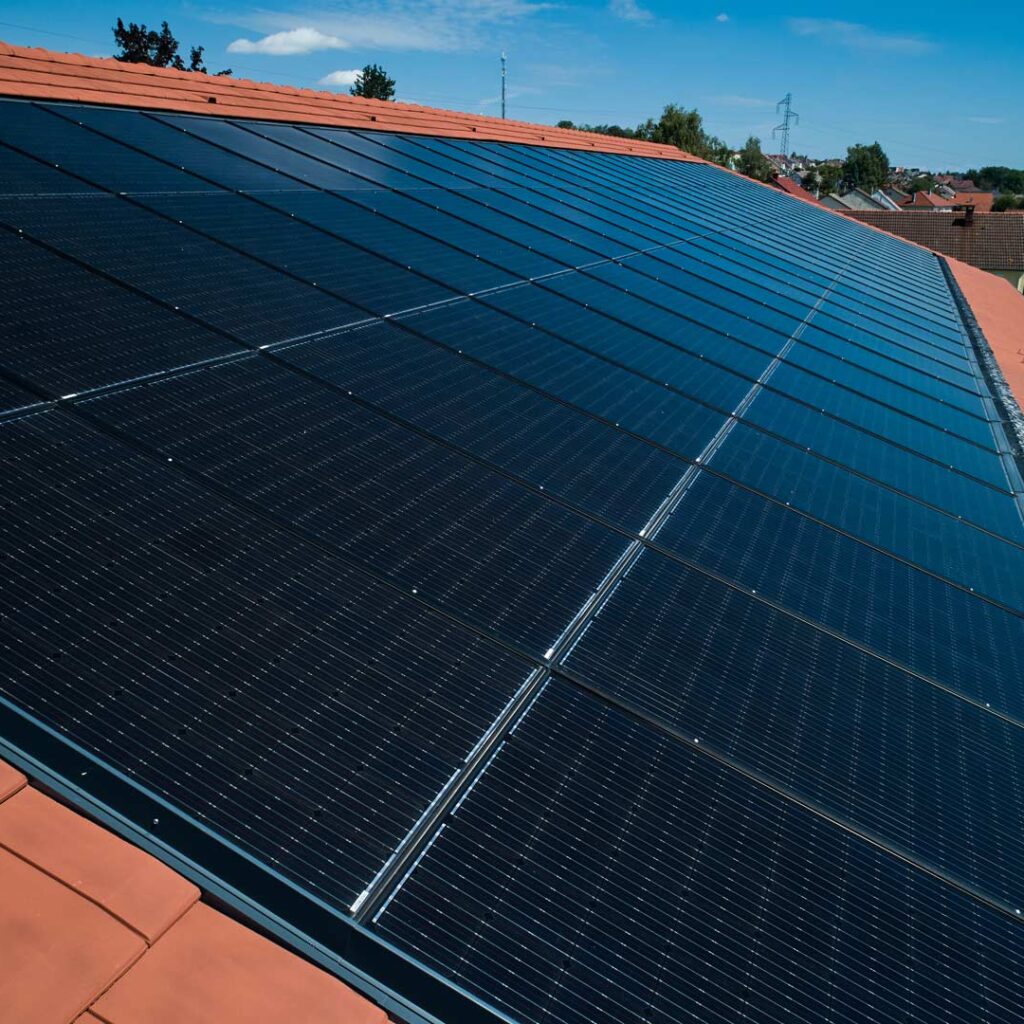 Terreal - Panneaux solaires sur toitures - Photo aérienne par drone