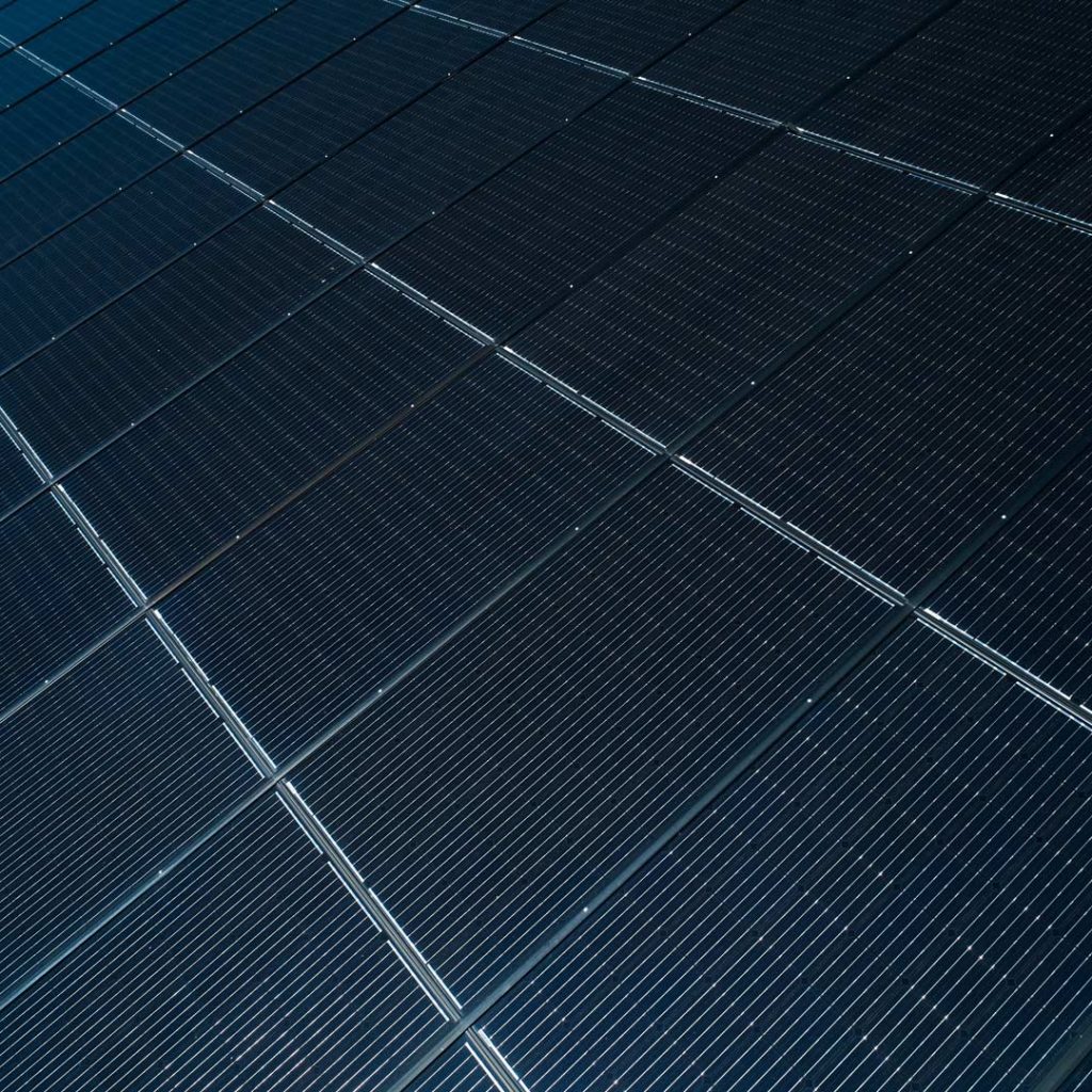 Terreal - Panneaux solaires sur toitures - Photo aérienne par drone