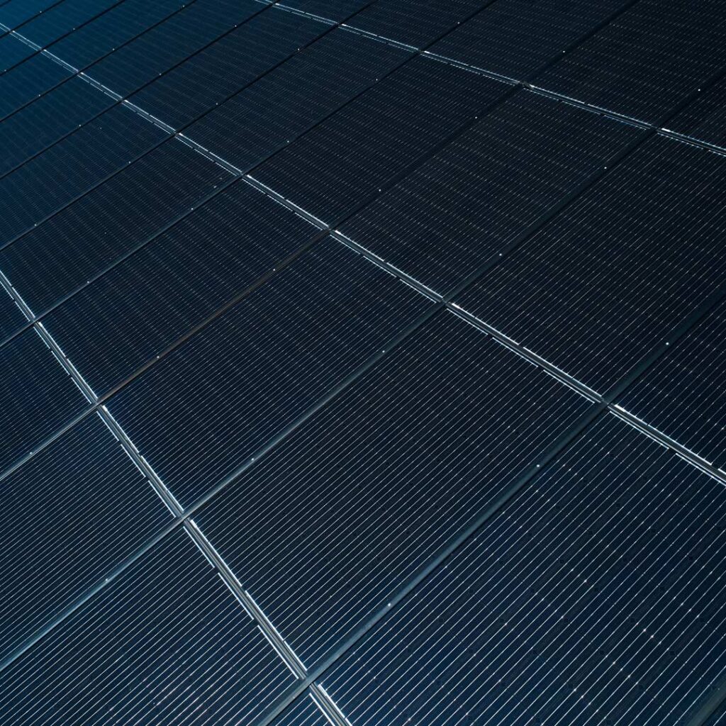 Terreal - Panneaux solaires sur toitures - Photo aérienne par drone