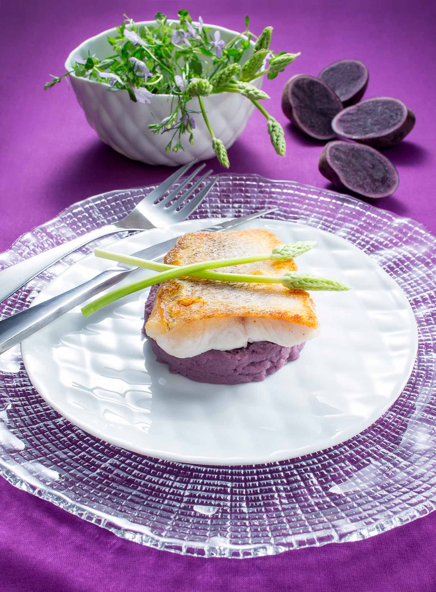 Purée Vitelotte et filet de poisson grillé - Prise de vue réalisée en studio photo culinaire à Strasbourg en Alsace