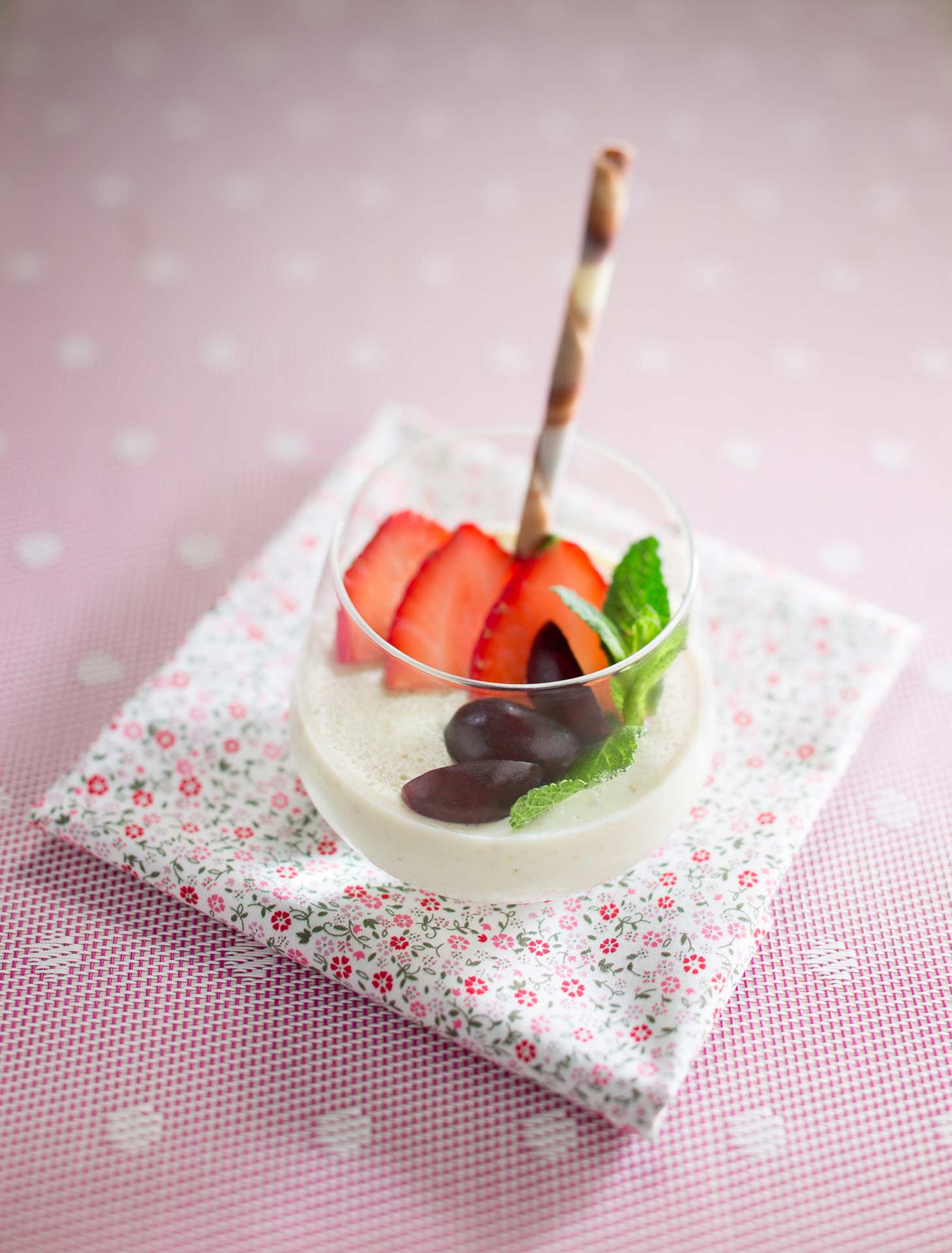 Crème dessert fraise et prune - Visuel culinaire réalisé en studio photo professionnel à Strasbourg dans le Bas-Rhin en Alsace