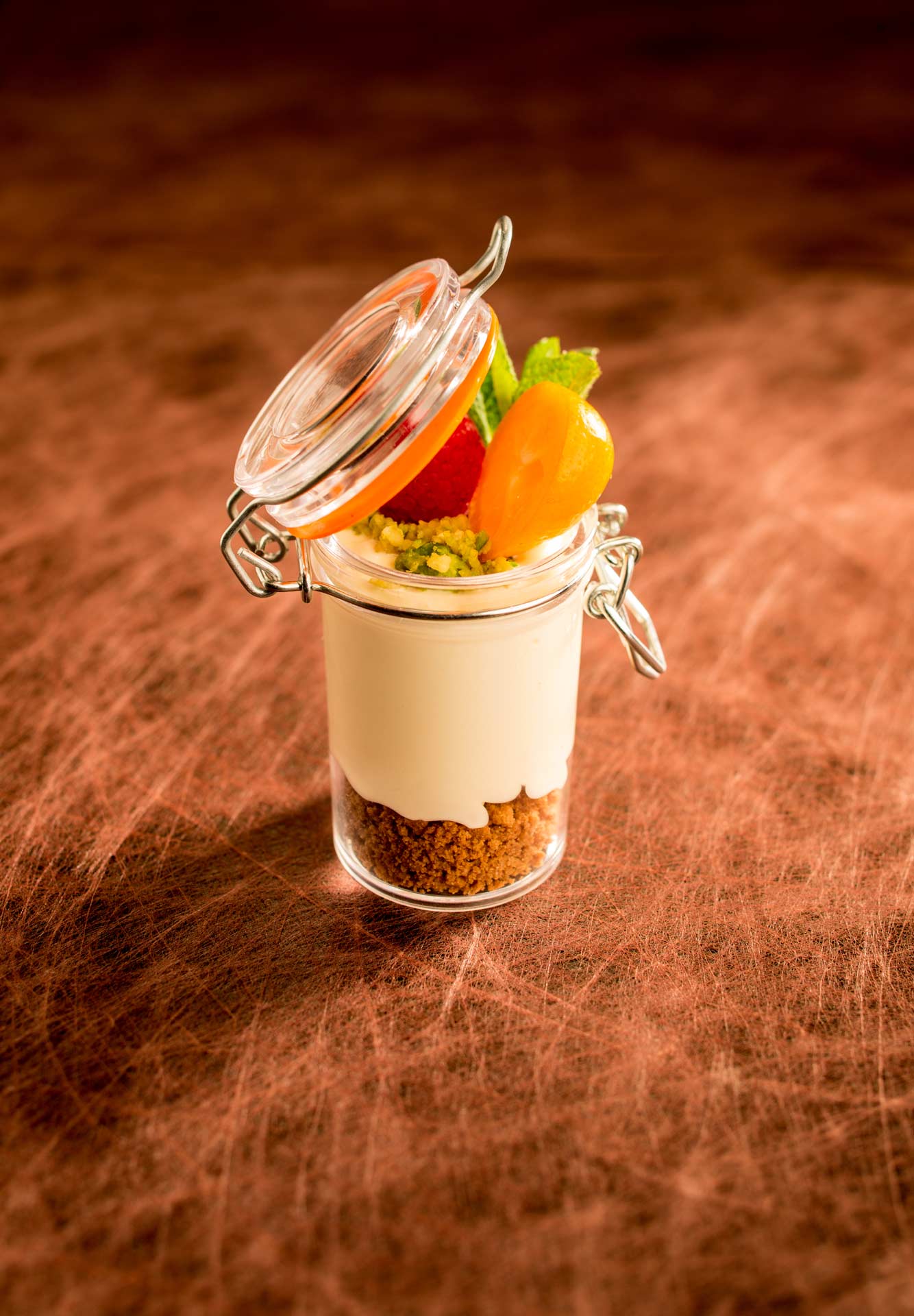 Crème dessert au fruits et crumble - Visuel culinaire réalisé en studio photo professionnel à Strasbourg dans le Bas-Rhin en Alsace