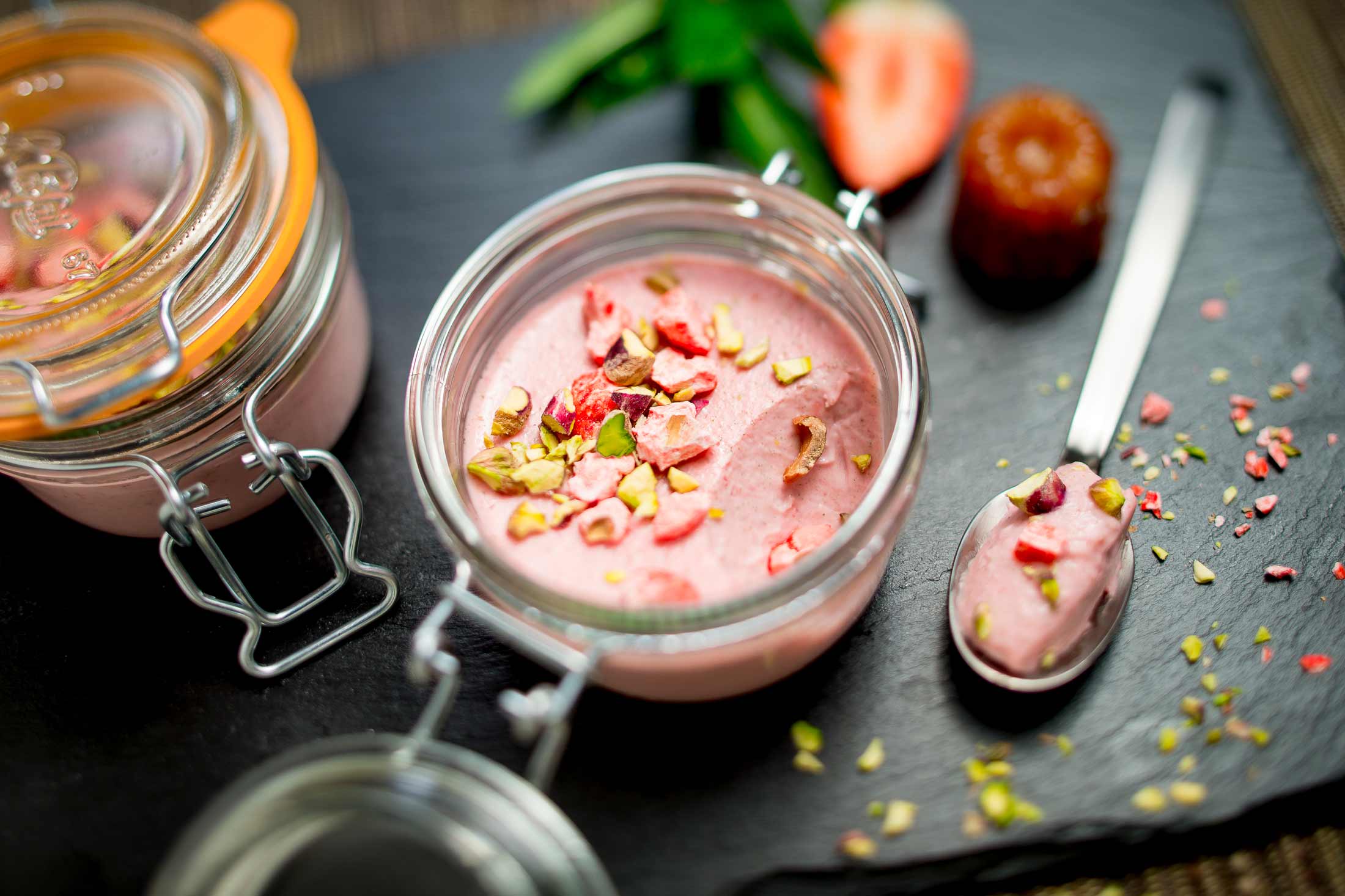 Creme fraise verveine - Visuel culinaire réalisé en studio photo professionnel à Strasbourg dans le Bas-Rhin en Alsace