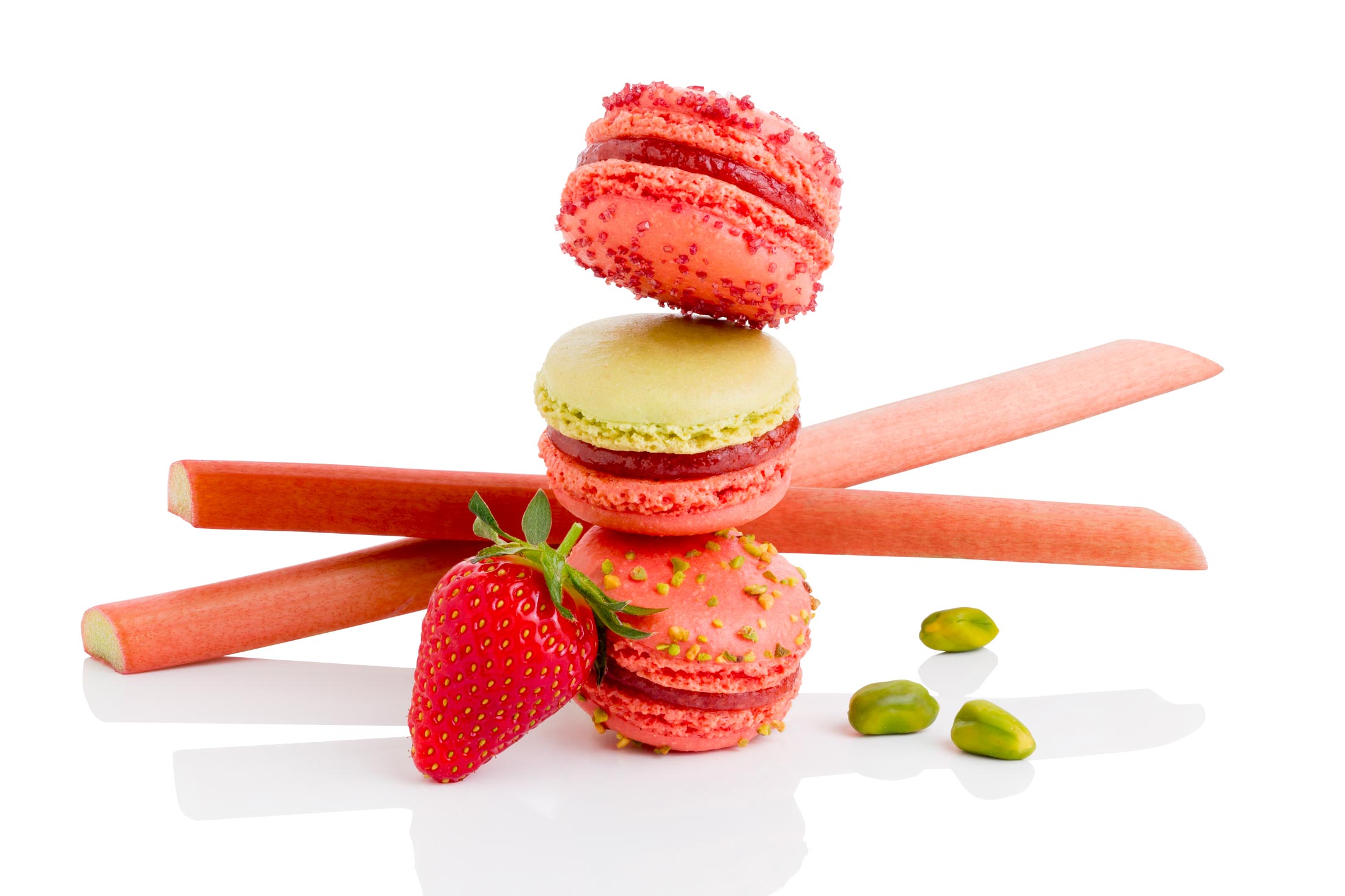 Macarons fraise pistache - Composition réalisée en studio photo professionnel à Strasbourg