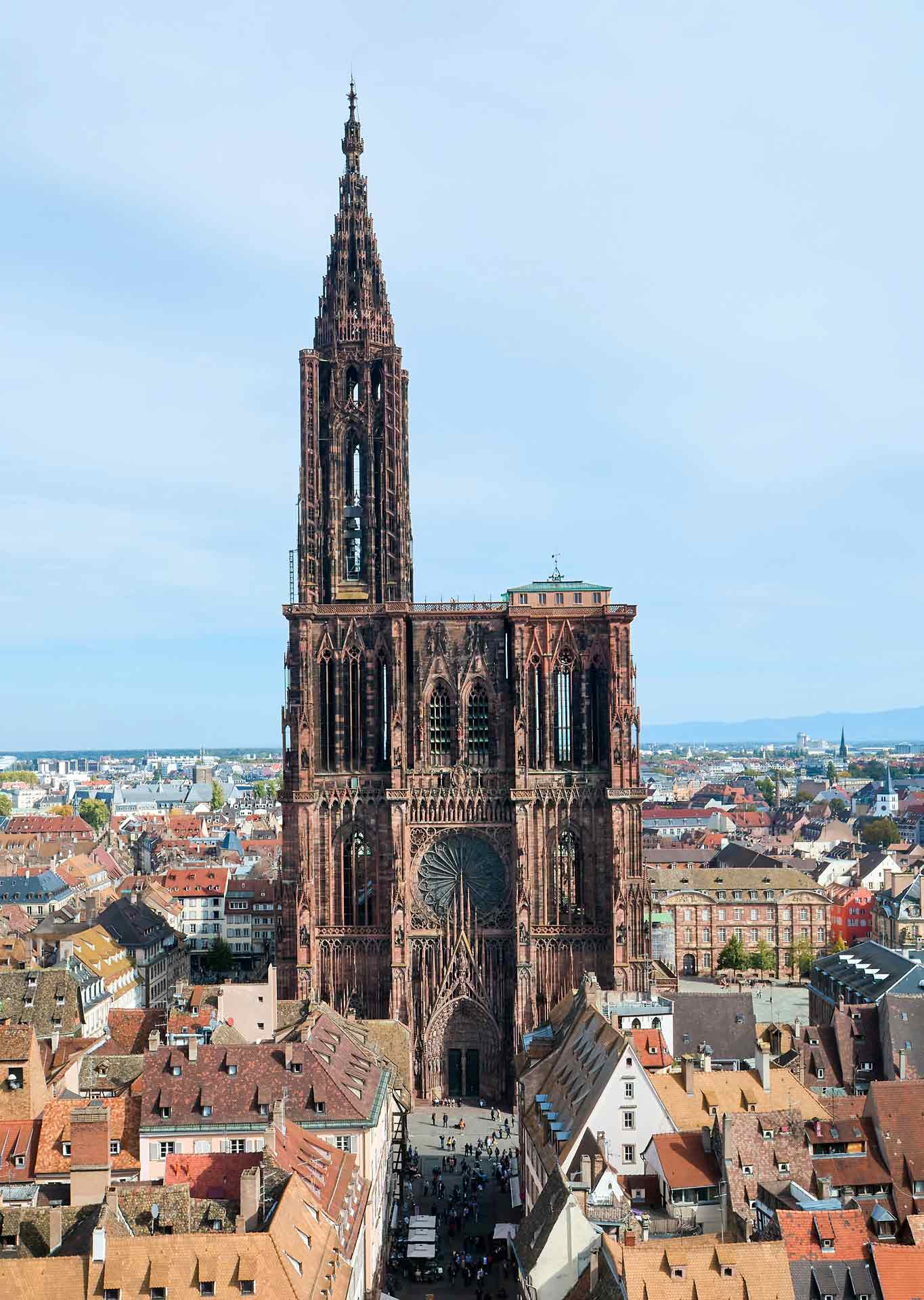 Prise de vue aérienne réalisée par drone de La Cathédrale Notre-Dame de Strasbourg