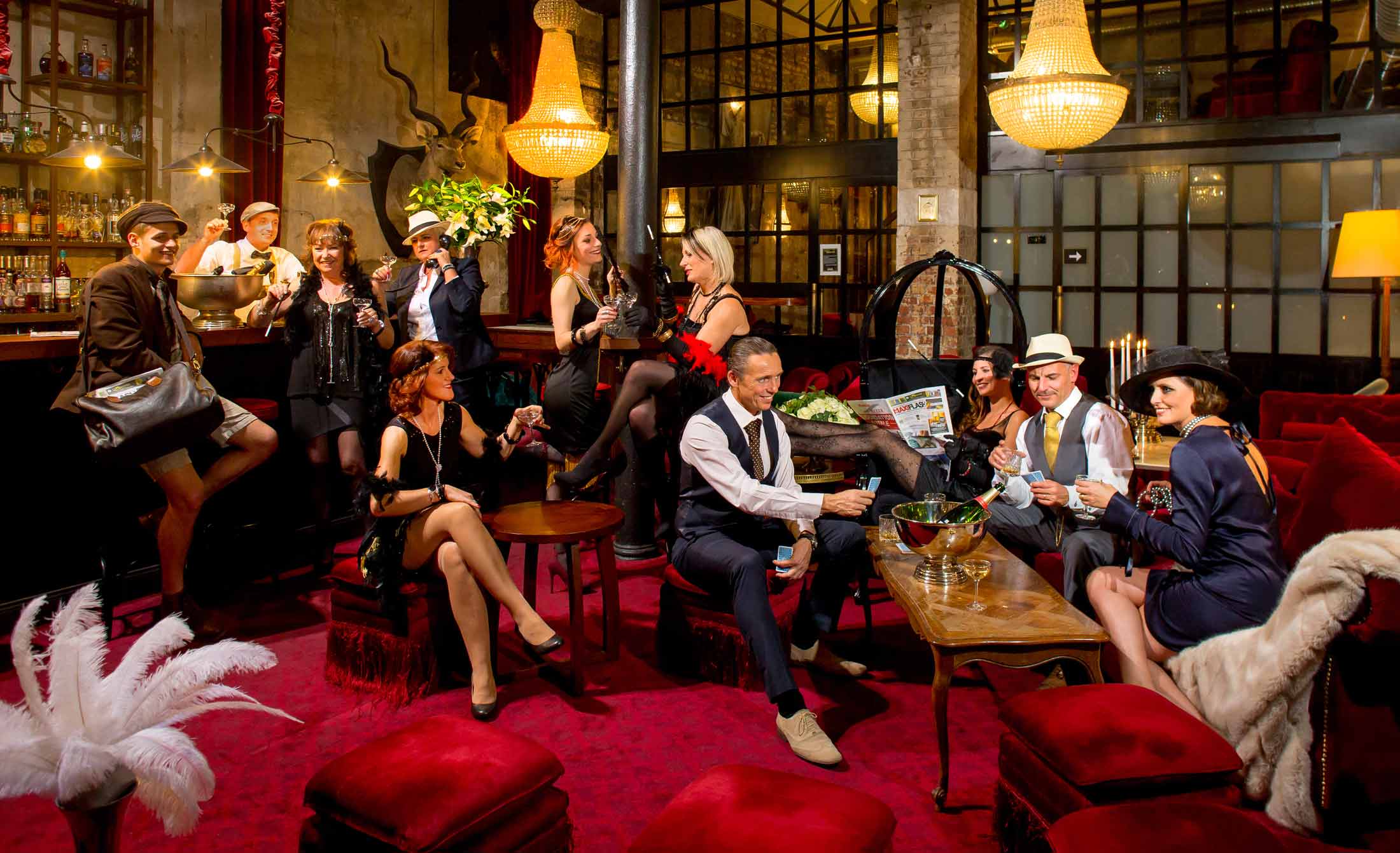 Mise en scène ambiance années 30 dans un bar clandestin de l'équipe MaxiFlash - Photographe portrait d'entreprise strasbourg alsace