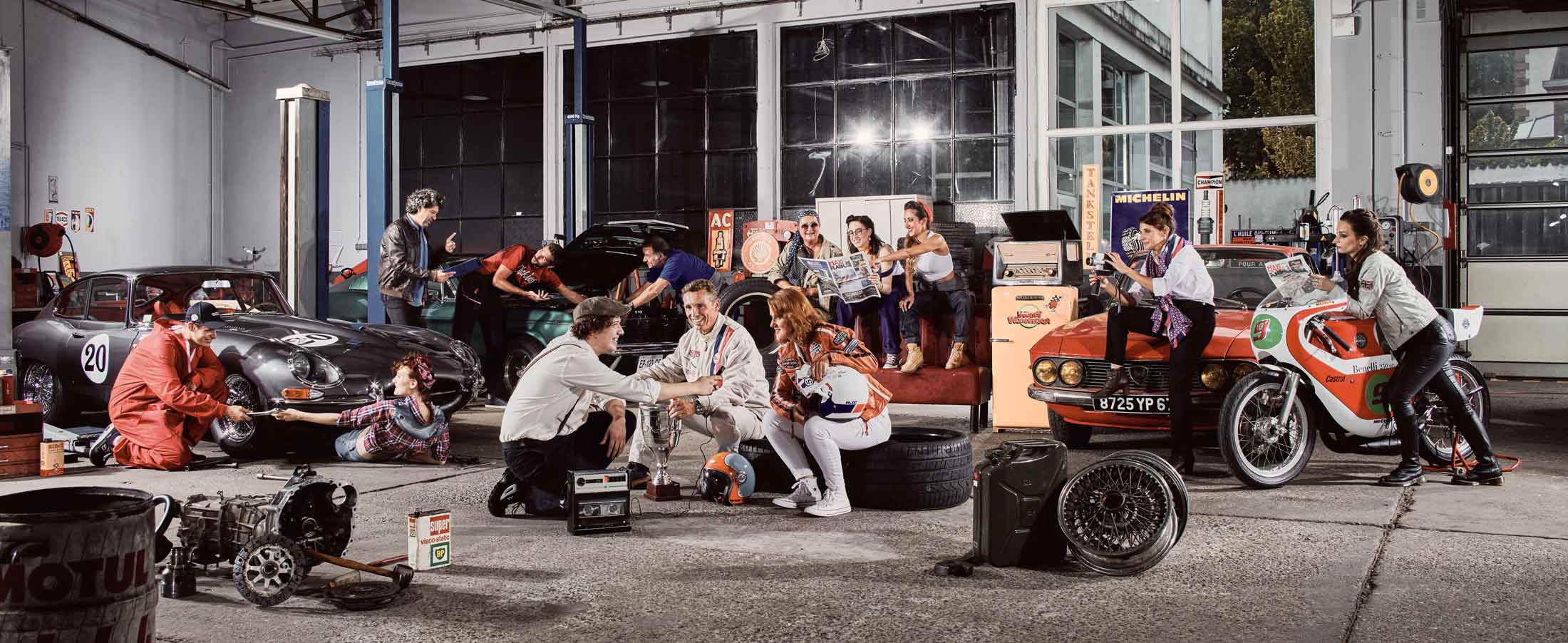 Mise en scène ambiance sixties dans un garage auto de l'équipe MaxiFlash - Photographe portrait d'entreprise strasbourg alsace
