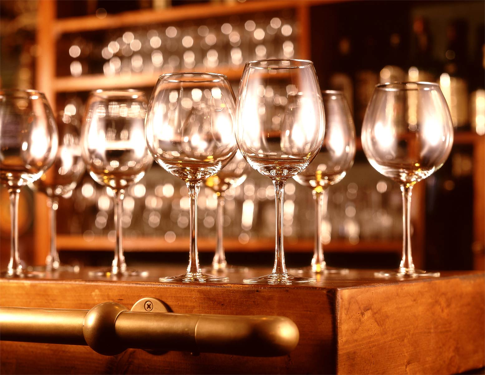 Prise de vue de verres de vin réalisée dans un pub pour Cora