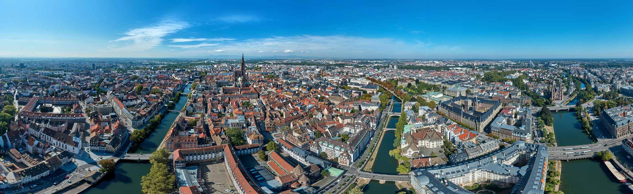 Prise de vue panoramique réalisée par drone de Strasbourg avec la Cathédrale Notre-Dame