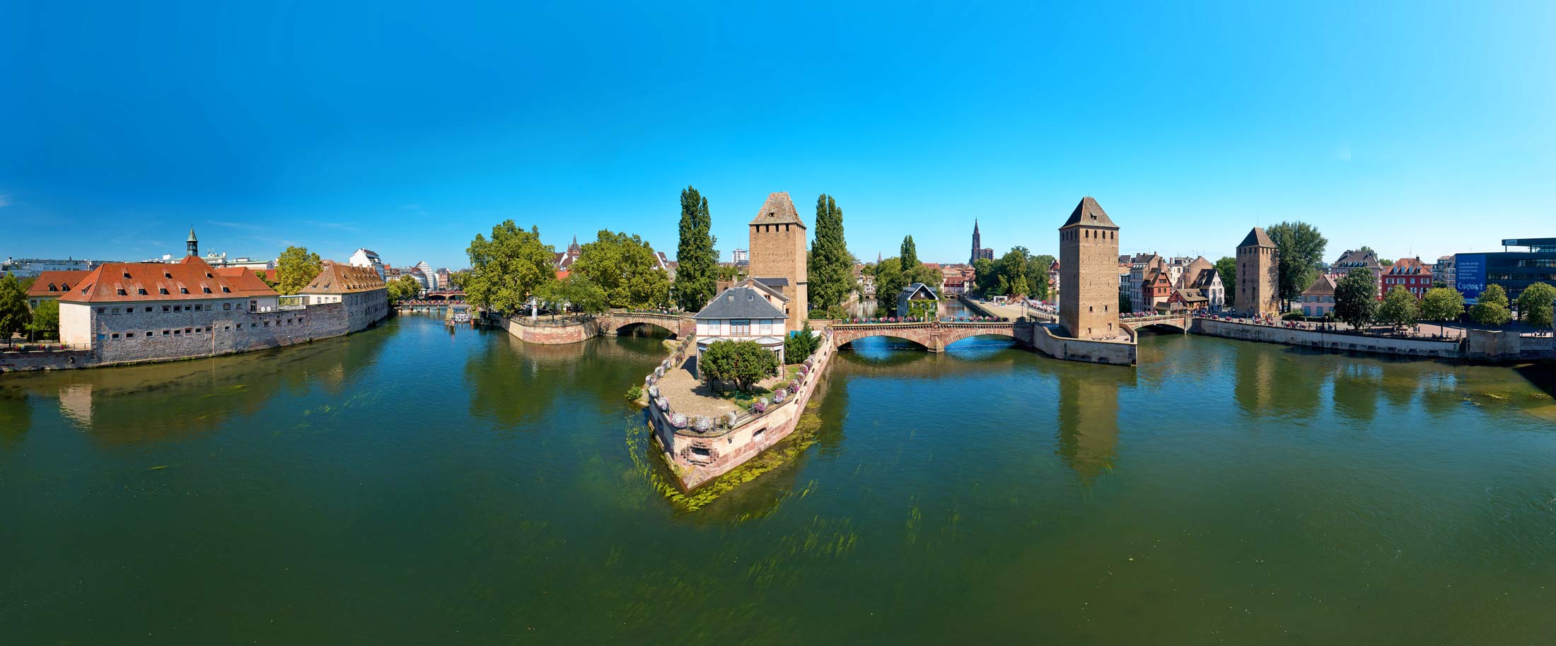Prise de vue d'architecture et d'urbanisme réalisée par drone des ponts couverts de Strasbourg