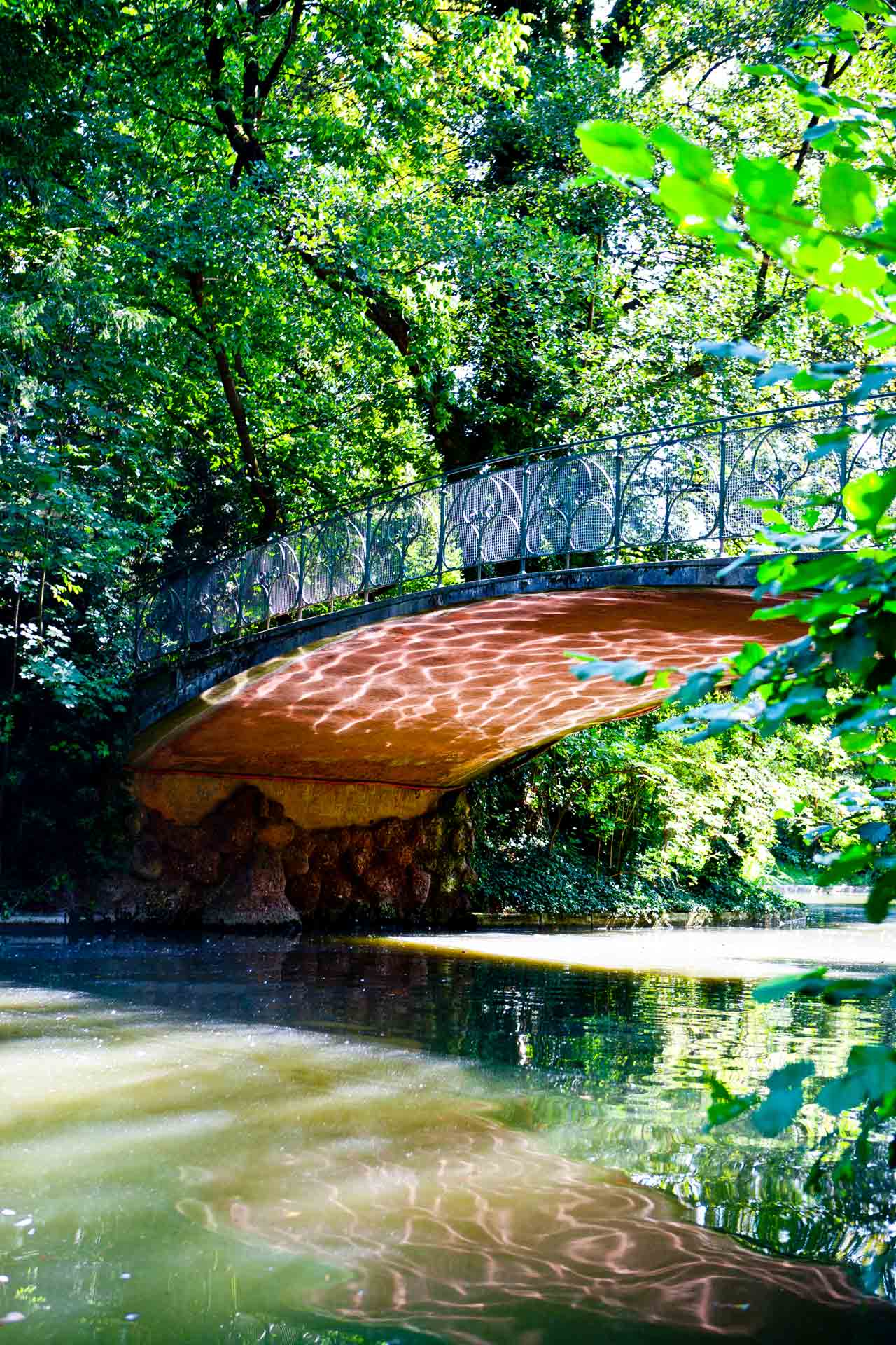 Prise de vue d'architecture du petit pont du Parc de l'Orangerie à Strasbourg