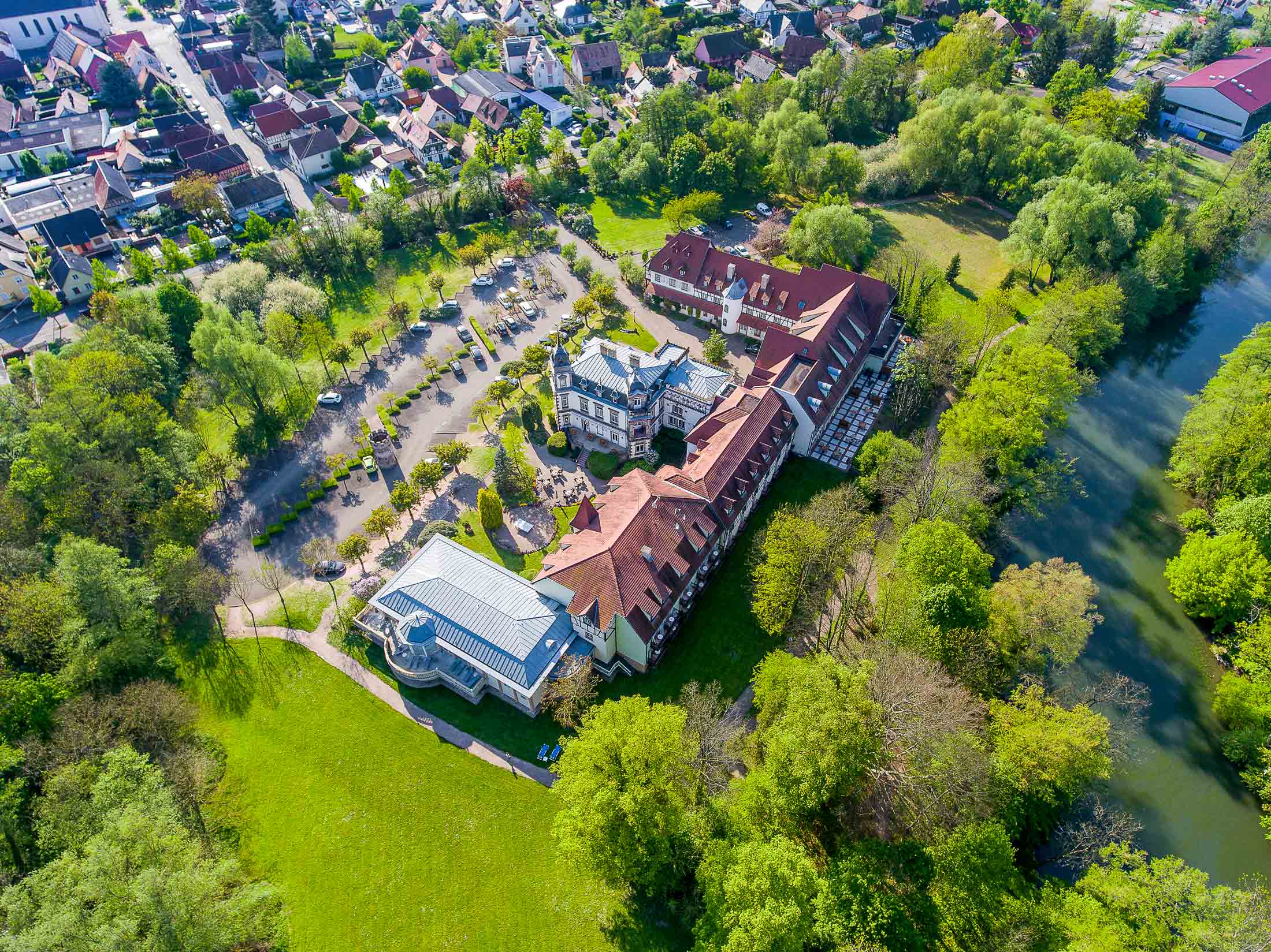 Prise de vue d'architecture réalisée par drone du château de l'Ile à Ostwald