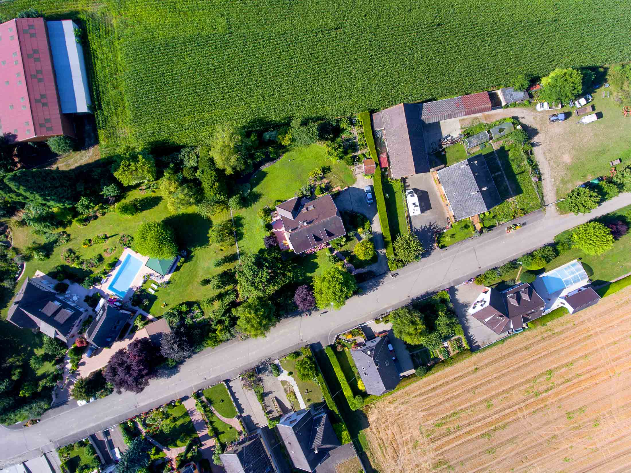 Prise de vue d'urbanisme réalisée par drone d'une maison dans son environnement en Alsace