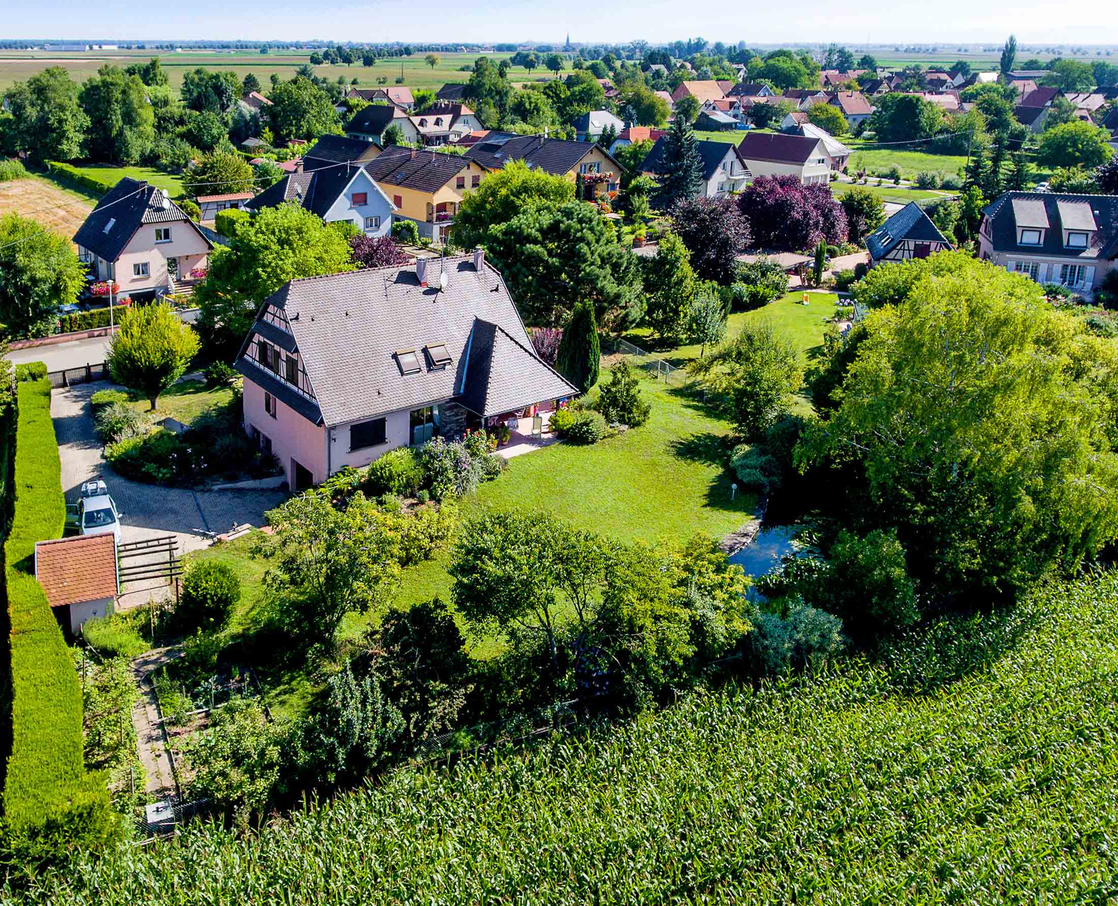 Prise de vue d'architecture réalisée par drone d'une maison en Alsace