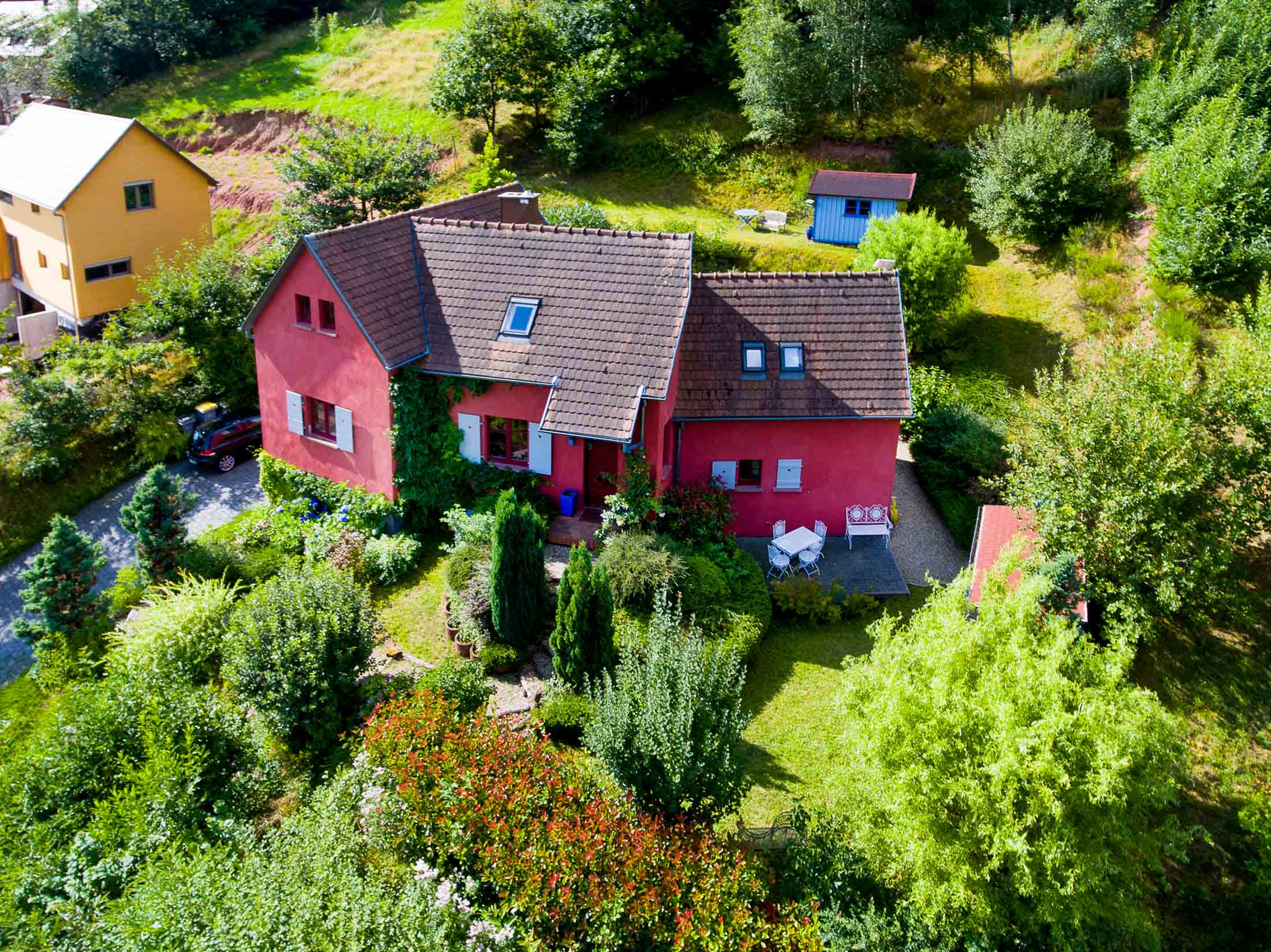 Prise de vue d'architecture réalisée par drone d'une maison en Alsace