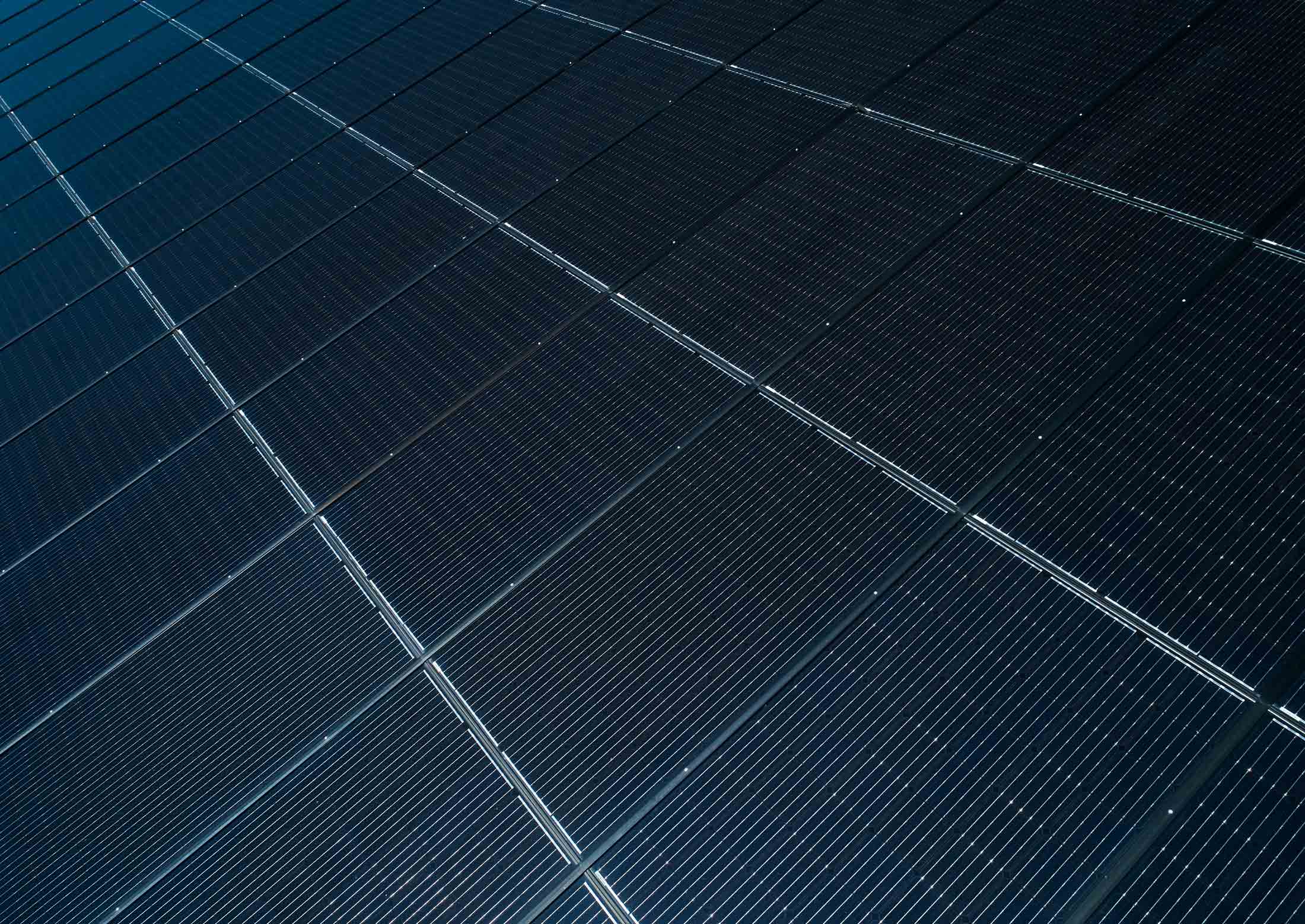 Mise en valeur de panneaux solaires, photographie réalisée par drone